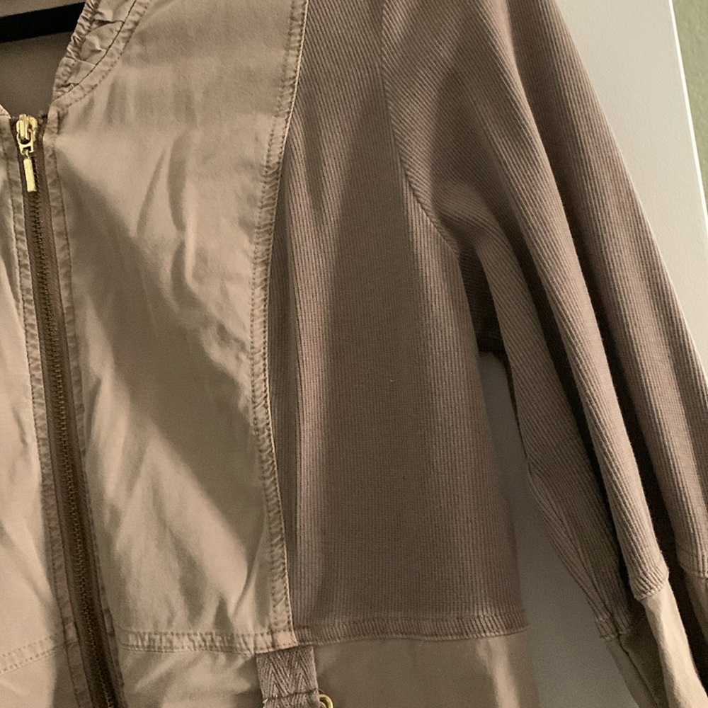 Chico’s Zenergy Jacket, Capris and Top - Picture 9 of 11